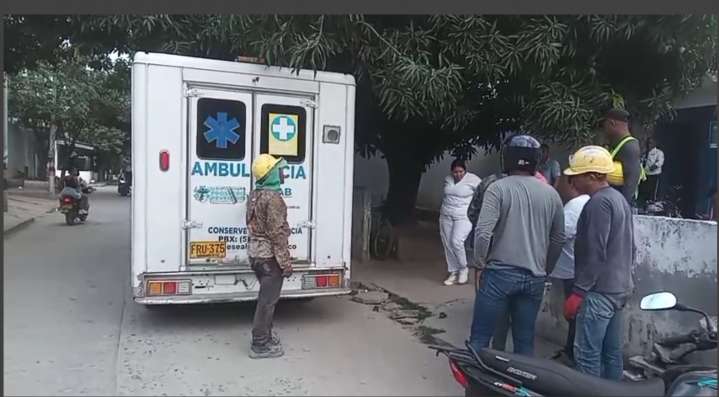 Un descuido casi le cuesta la vida: trabajador cayó de una altura de cinco metros en Gaira