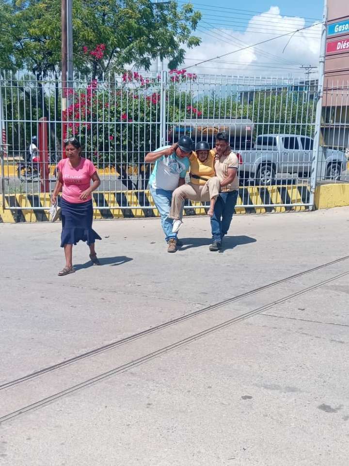 Lesionados dos ciudadanos en choque entre moto y un auto