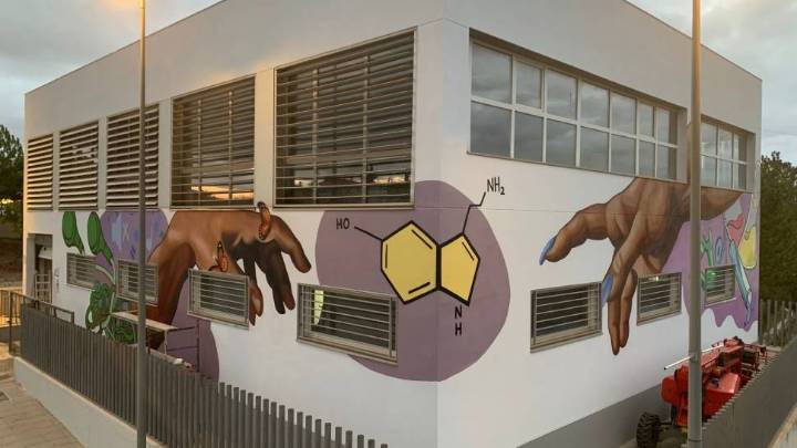 Güevéjar une arte y educación con un mural en el Centro de Formación
