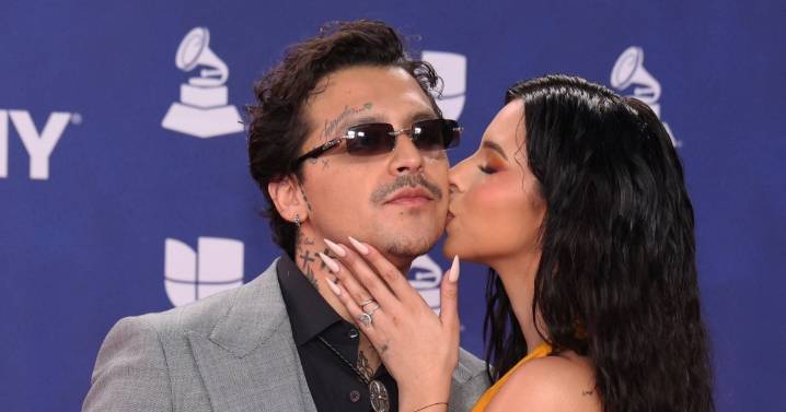 Christian Nodal reacciona a críticas por no agradecer a Ángela Aguilar en los Latin Grammy