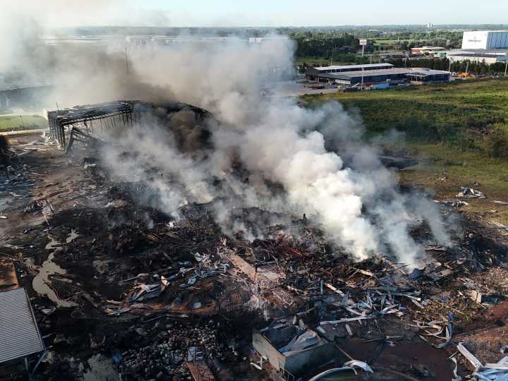 El día después del incendio: así quedó el polo industrial de Ezeiza tras las múltiples explosiones