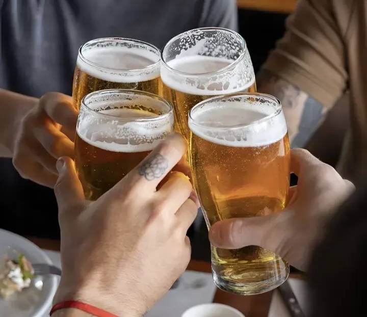 A qué edad es recomendable dejar de consumir cerveza, según expertos