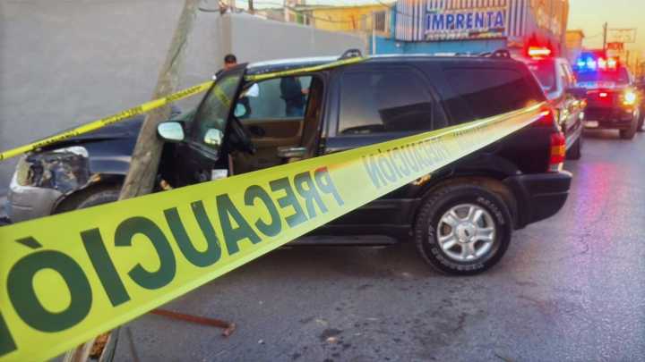 Conductor Choca Contra Poste en Ciudad Juárez y Deja a un Hombre Sin Vida