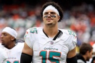 Dolphins hold off on trade at Tuesday deadline