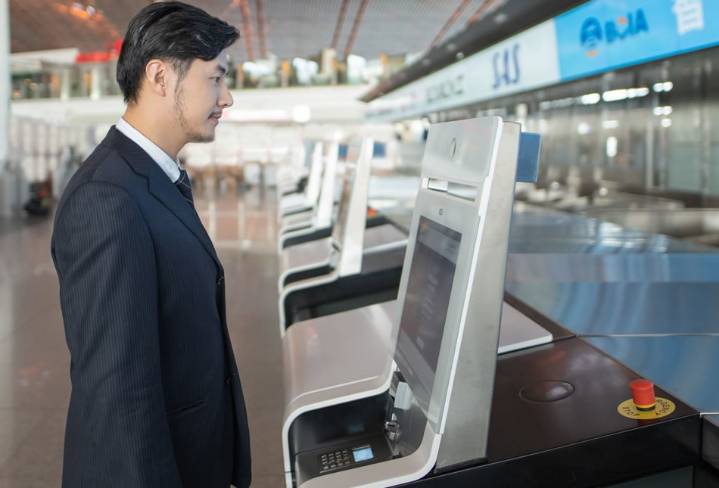 Nuevo sistema biométrico reduce a tres segundos el control de pasaportes en el MIA