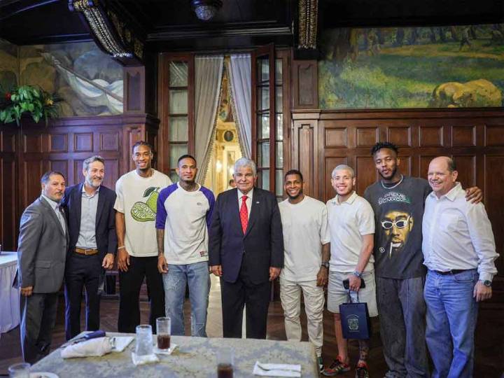 Presidente panameño recibe a futbolistas clasificados al Mundial 2026