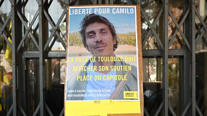 Presidente Macron confirma la liberación de Camilo Castro, francés detenido en Venezuela desde junio, y anuncia que ya viaja hacia Francia