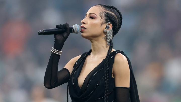 NFL National Anthem Singer Responds to Criticism of Her ‘Hooker’ Outfit