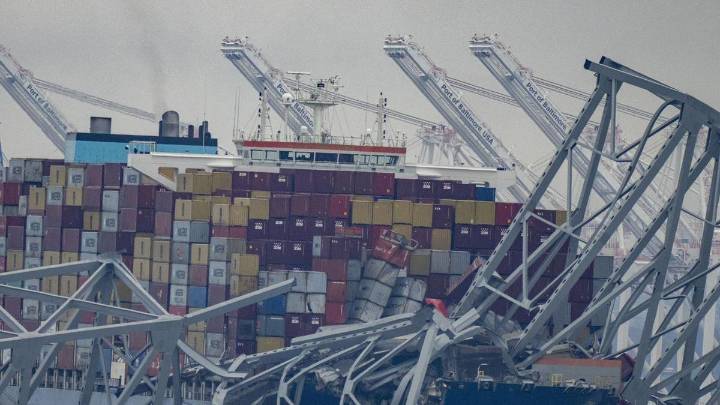 Loose wire led to power outage before US ship crash