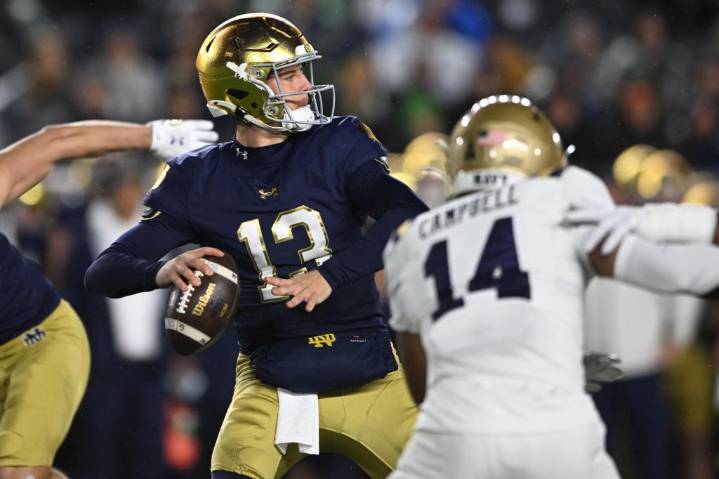 College football: No. 10 Notre Dame rolls over Navy 49