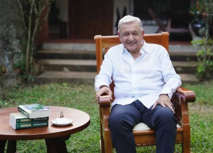 Reaparece AMLO con anuncio de nuevo libro