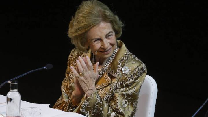 La reina Sofía recibe un cálido homenaje por su 87 cumpleaños en los premios de pintura Loewe, con Alaska y Álex González