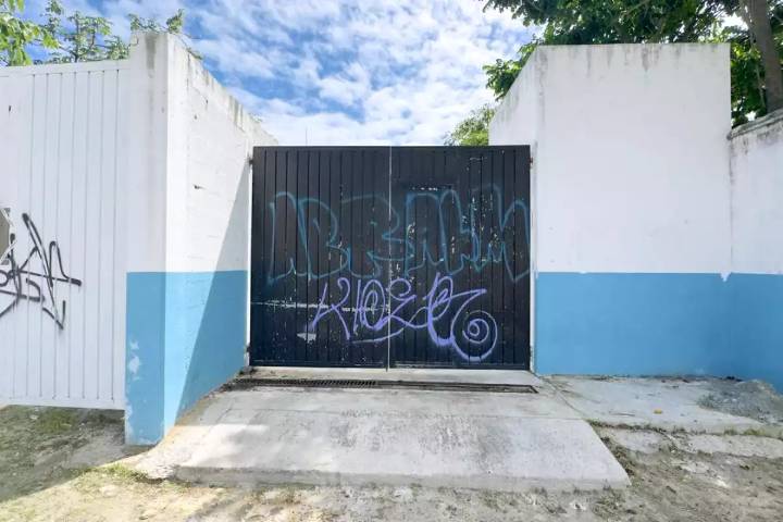 “Vivimos entre muertos”: Vecinos de Playa del Carmen denuncian malos olores de la Semefo y afectaciones en su salud