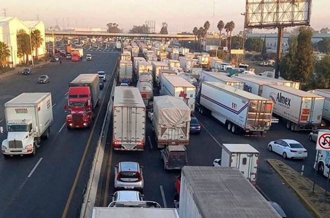 ¡Precaución! Caos vial en la México-Querétaro por maniobras de transporte