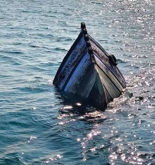 Udupi: Five fishermen rescued after Malpe fishing boat sinks in mid