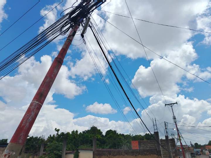 Reportan un poste eléctrico a punto de colapsar en la Avenida Libertador