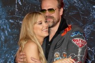 "Me preocupo por su nivel de fama". Stranger Things y un final con escándalo: Millie Bobby Brown denunció por maltrato a su papá de la ficción