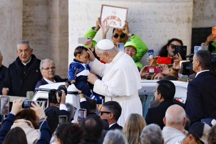 El papa pide hacer de las escuelas y universidades «umbrales de una civilización de paz»