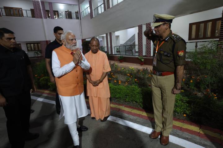 Grand welcome for Prime Minister Narendra Modi in Kashi