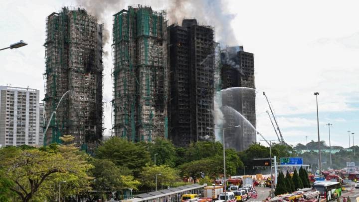 El enorme incendio que calcinó complejo de rascacielos en Hong Kong deja ya más de 50 muertos y centenares de desaparecidos
