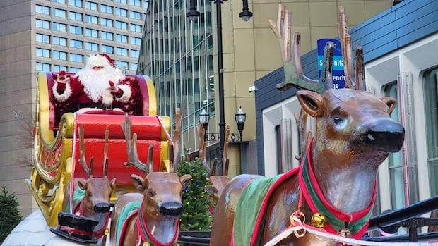 Winnipeg warns of downtown street closures ahead of Santa parade, Grey Cup