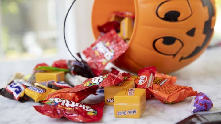 Sewing needles found inside Halloween candy in Maryland neighborhood