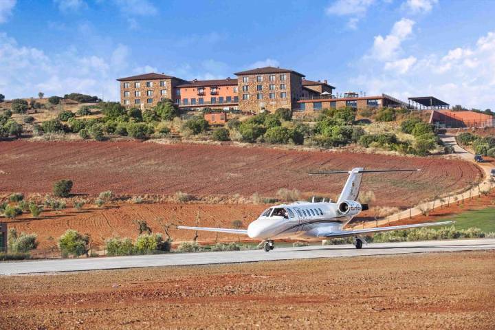 El hotel de un pueblo de Ciudad Real que cuenta con aeródromo y una estrella Michelín: único en toda Europa