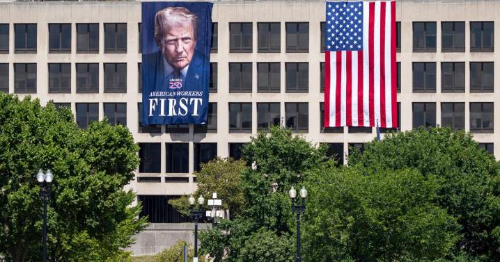 Fewer Americans sought unemployment benefits last week as job cuts stay low