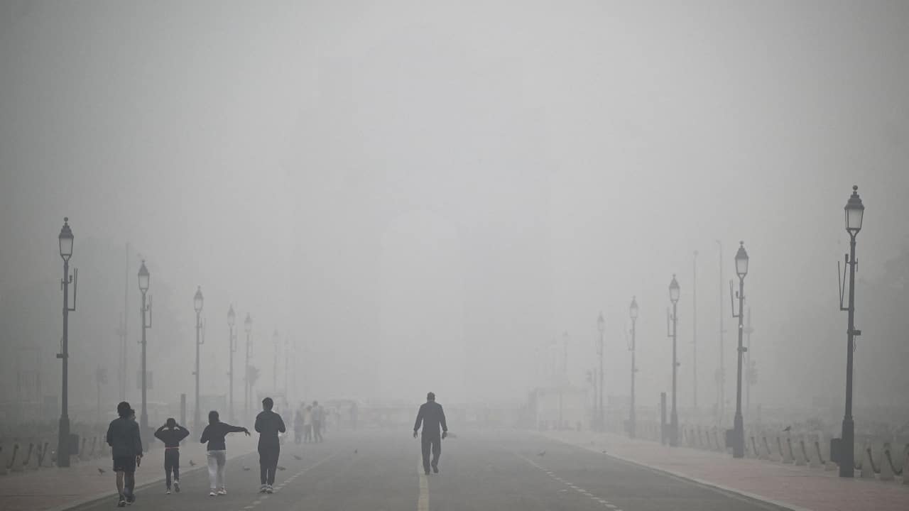 Delhi air pollution: National capital wakes up to thick smog; India Gate ‘disappears’ as AQI hits 386