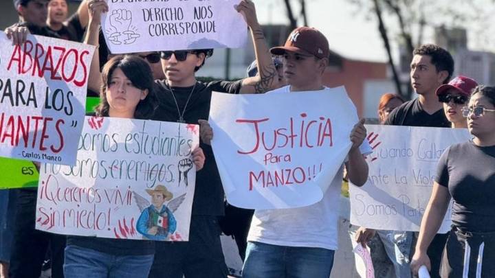Estudiantes de Michoacán protestan por la paz y exigen justicia por el crimen de Carlos Manzo