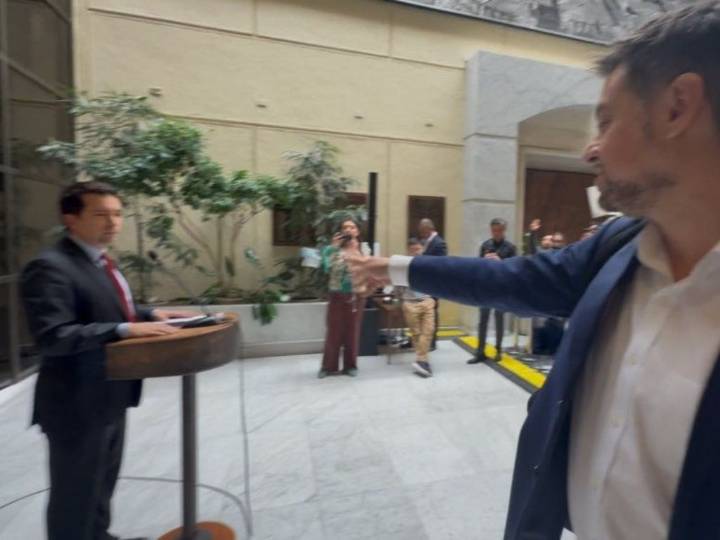 VIDEO. Manouchehri lanza billete de $10 mil pesos a Araya: republicano explicaba presuntos pagos para salvar a juez Ulloa