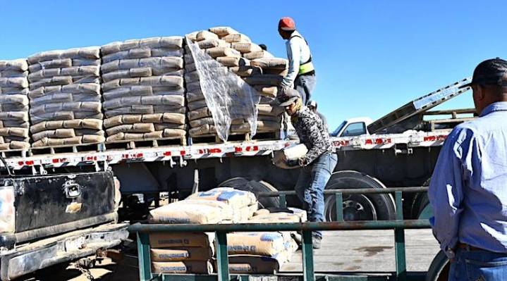 Apoyan a 75 familias con una tonelada de cemento en Guerrero