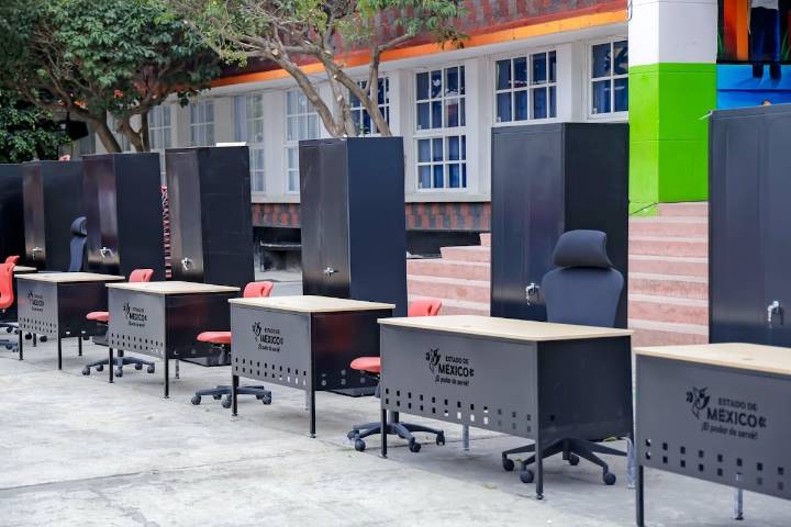 En Chimalhuacán, Texcoco y Atenco más de 33 mil estudiantes reciben mobiliario nuevo