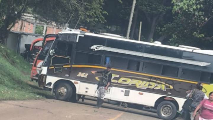 Disidentes de las Farc atraviesan vehículos en la vía Miranda-Corinto; además dejaron abandonado un cilindro