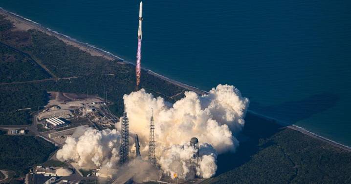 Big rocket, bold target: Blue Origin launches New Glenn Mars probes