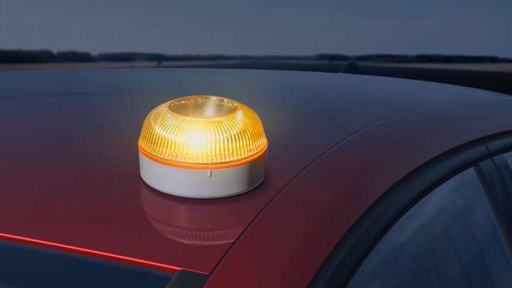 La DGT obliga a usar la baliza V-16 conectada a partir de 2026 en sustitución de los triángulos