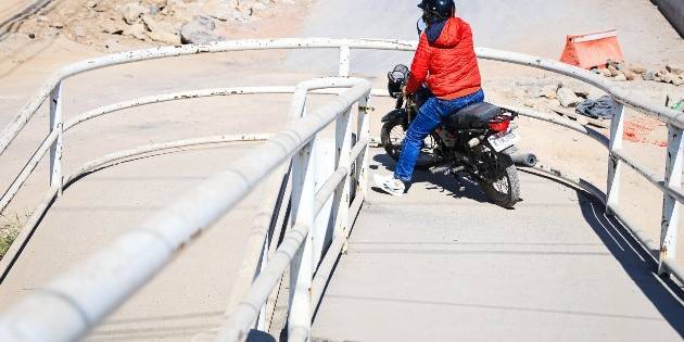 Motociclistas usan puentes peatonales ante el caos vial por obras en Carretera a Chapala