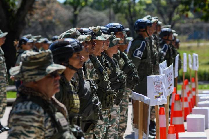 “Ya están listos los misiles”. Maduro presenta un plan de defensa “calle por calle” y ordena un despliegue militar en plena escalada con EE.UU.