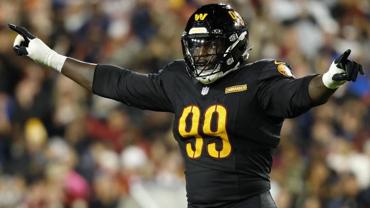 Javon Kinlaw wasn't ejected — but should have been — for making contact with an official