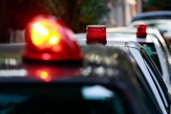 Conductor se dio a fuga tras ignorar luz roja y chocar con un motorista de Carabineros en Pudahuel