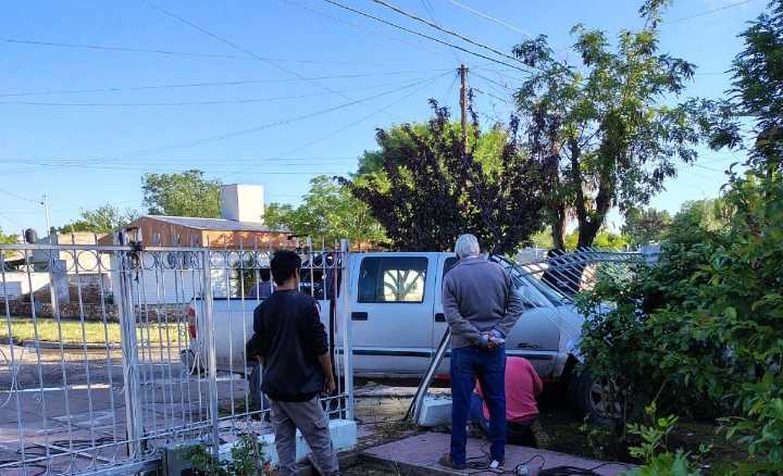 Dos siniestros viales en madrugada: Una camioneta se metió a un jardín y un auto chocó una pasarela