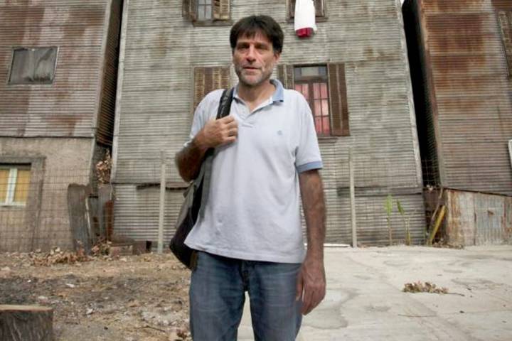 “Fue todo en menos de un minuto”. El duro relato de Paco Olveira, el cura que viajaba en el micro que volcó en la ruta 2