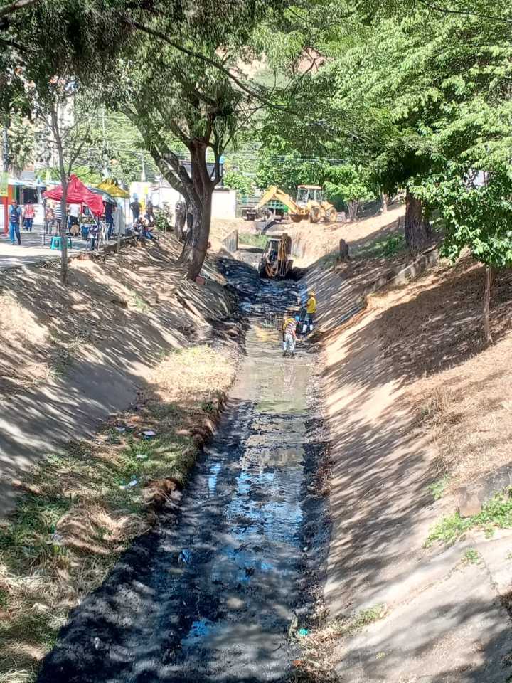 Realizan Limpieza del Canal de Aguas Fluviales de la Av 2 Las Mercedes en La Victoria Edo Aragua