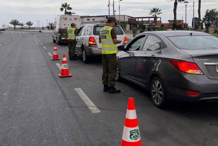 Dos fallecidos y 736 multas tras balance de fiscalizaciones en el fin de semana largo en Arica y Parinacota