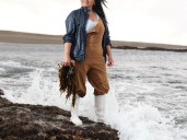 La señora de las algas: le da pelea a una especie invasora de la manera más original