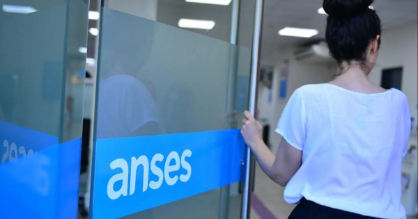 El gobierno analiza reemplazar los planes sociales por cupones laborales