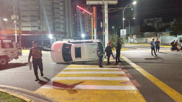 Vuelco en Las Delicias con Casanova Godoy tras colisión entre vehículos