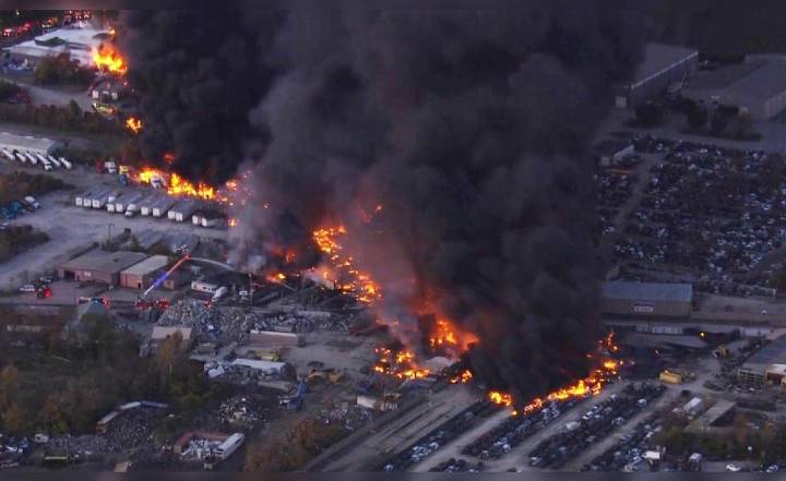Avión de carga se estrella tras despegar de aeropuerto en EE.UU. y genera enorme incendio
