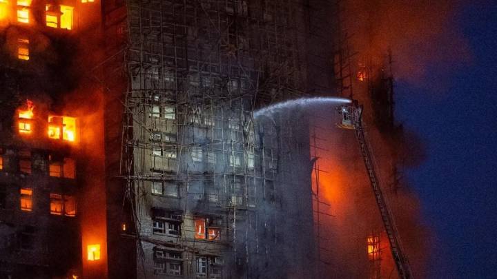 Arde complejo residencial en Hong Kong; hay al menos 36 muertos