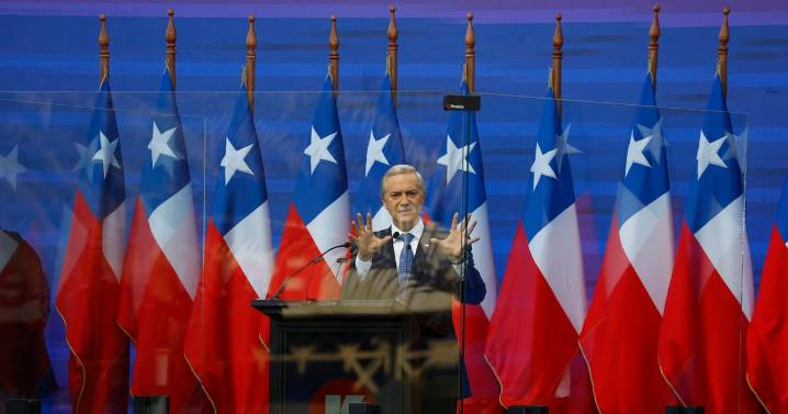 Republicanos responde a cuestionamientos por podio antibalas usado por Kast en acto de cierre de campaña